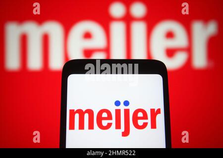 Ukraine. 11th févr. 2022. Dans cette illustration, un logo Meijer Inc. Apparaît sur l'écran d'un smartphone. (Photo de Pavlo Gonchar/SOPA Images/Sipa USA) crédit: SIPA USA/Alay Live News Banque D'Images