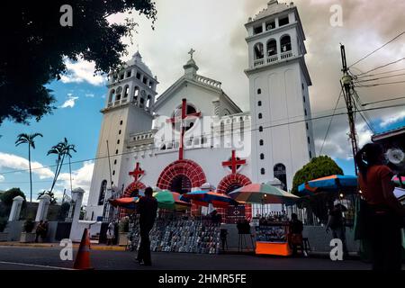 L'église Santa Lucía sur la Ruta de las Flores, Juayua, El Salvador Banque D'Images