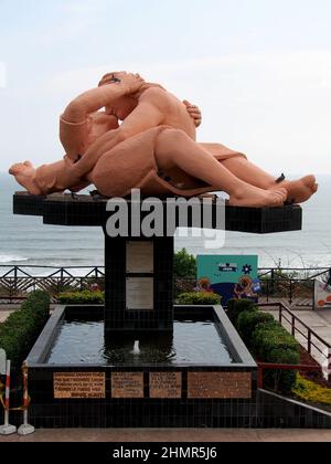 "El Beso" (le Kiss), une grande sculpture de Victor Delfin inaugurée le 1993, face à l'océan Pacifique dans le 'Parque del Amor' (Parc de l'Amour) dans le district de Miraflores à Lima est un lieu de rencontre pour les personnes amoureux le 14th février. Banque D'Images