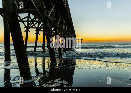 Vagues à Sunrise sous la jetée de second Avenue, Myrtle Beach, Caroline du Sud, États-Unis Banque D'Images