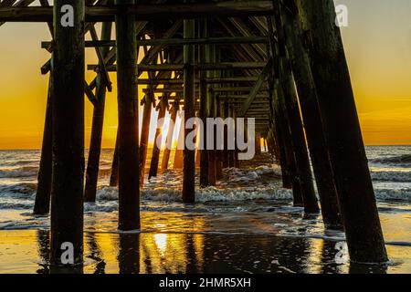 Vagues à Sunrise sous la jetée de second Avenue, Myrtle Beach, Caroline du Sud, États-Unis Banque D'Images