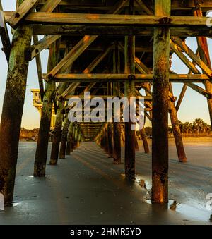 Lever du soleil sous le second Avenue Pier, Myrtle Beach, Caroline du Sud, États-Unis Banque D'Images