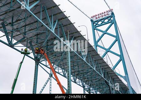 Le pont Ambassador de Detroit, Michigan le 10 février 2022. Des dizaines de manifestants contre les mandats de vaccination de la COVID-19 ont continué de bloquer l'accès au pont Ambassador, qui relie les États-Unis et le Canada, ce qui a eu des répercussions économiques négatives sur l'industrie automobile et des retards importants dans le transport routier. (Photo par Dominick Sokotooff/Sipa USA) Banque D'Images