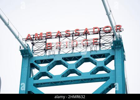Le pont Ambassador de Detroit, Michigan le 10 février 2022. Des dizaines de manifestants contre les mandats de vaccination de la COVID-19 ont continué de bloquer l'accès au pont Ambassador, qui relie les États-Unis et le Canada, ce qui a eu des répercussions économiques négatives sur l'industrie automobile et des retards importants dans le transport routier. (Photo par Dominick Sokotooff/Sipa USA) Banque D'Images