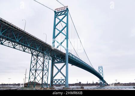 Le pont Ambassador de Detroit, Michigan le 10 février 2022. Des dizaines de manifestants contre les mandats de vaccination de la COVID-19 ont continué de bloquer l'accès au pont Ambassador, qui relie les États-Unis et le Canada, ce qui a eu des répercussions économiques négatives sur l'industrie automobile et des retards importants dans le transport routier. (Photo par Dominick Sokotooff/Sipa USA) Banque D'Images