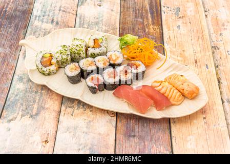 Le Makizushi peut également être appelé nori maki ou norimaki parce que le riz sushi et les garnitures sont emballés ou roulés à l'intérieur d'algues séchées rôties. Po Banque D'Images