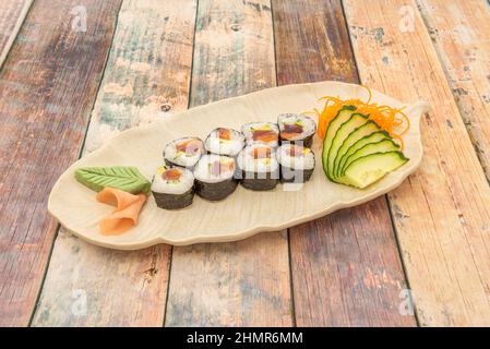 Le sushi Maki est donc un rouleau d'algues de nori rempli de riz et d'ingrédients différents tels que le poisson, les crustacés, les fruits ou les légumes. Ces délicio Banque D'Images