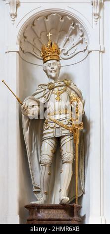 VIENNE, AUSTIRA - JULI 5, 2021: Le satue baroque polychrome sculpté de l'empereur romain Ferdinand II dans l'église Kapuzinerkirche à partir de 17. Cent. Banque D'Images