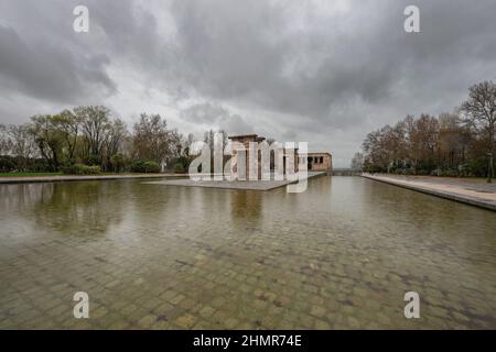 Temple de Debod dans le Parque del Oeste au milieu d'un lagon artificiel par une journée d'hiver nuageux Banque D'Images