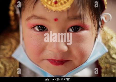 Bhaktapur, Bagmati, Népal. 5th févr. 2022. Un portrait en gros plan de la jeune fille népalaise tout en prenant part aux rituels Bel Bibaha ou Ehee à Katmandou, Népal. Pré adolescentes de la communauté de Newar se marier thrice, le premier au bel ou le fruit Saint, le second est le mariage avec le Soleil et le troisième un vrai mari (Credit image: © Amit Machamasi/ZUMA Press Wire) Banque D'Images