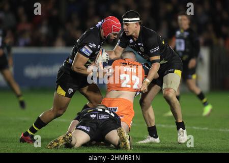 Greg Burke #10 de Salford Red Devils s'attaque à Daniel Smith #22 de Castleford Tigers pendant le match Banque D'Images