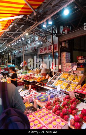 Les gens achètent et vendent des fruits au marché des fruits de Yau Ma Tei à Hong Kong pendant la pandémie du coronavirus Banque D'Images