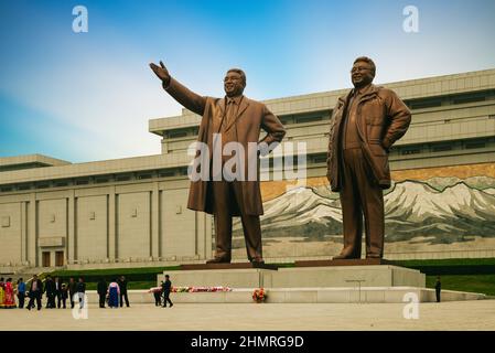 29 avril 2019 : statues de Kim il Sung et de Kim Jong il de 20 mètres de haut, au centre du monument Mansu Hill Grand situé à Mansudae, pyongyang Banque D'Images