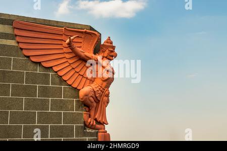 Bangkok, Thaïlande. 06 févr. - 2022 : statue rouge garuda sur le mur du bâtiment d'angle ( statue d'un dieu d'oiseau géant ) au bâtiment Grand postal. Mise au point sélective Banque D'Images