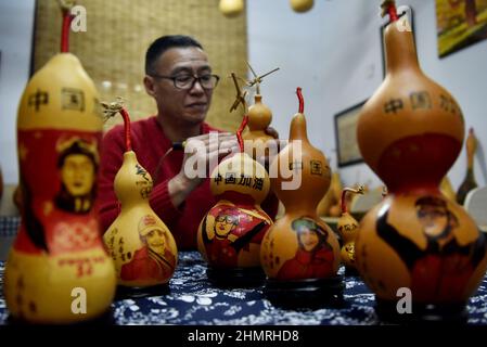 ZHANGJIAKOU, CHINE - le 12 FÉVRIER 2022 - l'artiste Guo Chtleli crée une série d'œuvres pour les athlètes chinois aux Jeux Olympiques d'hiver de Beijing, Zhangjiakou cit Banque D'Images
