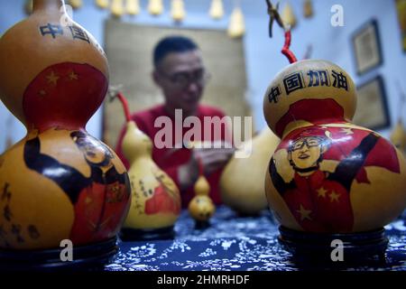 ZHANGJIAKOU, CHINE - le 12 FÉVRIER 2022 - l'artiste Guo Chtleli crée une série d'œuvres pour les athlètes chinois aux Jeux Olympiques d'hiver de Beijing, Zhangjiakou cit Banque D'Images
