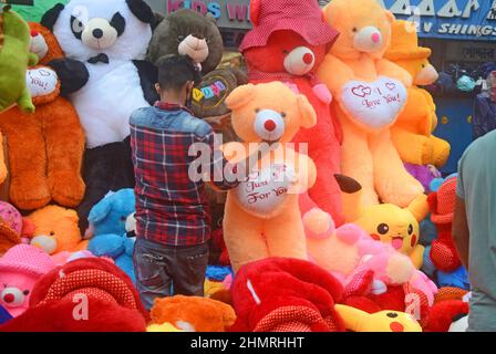 Kolkata, Bengale occidental, Inde. 10th févr. 2022. Les motards vendaient des jouets en peluche Teddy le jour de la fête. Ils ont montré des ours en peluche sur la voiture garée sur la route.beaucoup de jeunes garçons et filles sont venus ici pour acheter des ours en peluche comme des cadeaux à theirÂ chers les.Valentine's Week va en plein swing à travers le monde, en tant que couples célèbrent les jours de l'amour en faisant des gestes uniques et affectueux les uns pour les autres. Après la célébration de la Journée du chocolat le 9 février, les oiseaux de rivage sont tous sur la piste de la Journée Teddy avec leurs partenaires le jeudi 10 février. La fête des teddy tombe le quatrième jour de la semaine de la Saint-Valentin. Les gens moi Banque D'Images