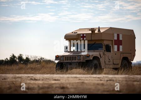 Fort. Hood, Texas, États-Unis. 27th janvier 2022. Une Ambulance tactique en Humvee M997A3 est inactive lors de la meilleure compétition médicale de l'Armée de terre. Vingt-deux équipes de deux soldats du monde entier se sont rendues à fort Hood, au Texas, pour participer à la finale et être nommée meilleur Medic de l'Armée. La compétition est un test ardu de 72 heures des compétences physiques et mentales des équipes. Les concurrents doivent être des leaders agiles et adaptatifs qui font preuve d'un jugement mature tout en testant les compétences collectives des équipes dans les domaines de la forme physique, de la stratégie de markstratégique, du leadership, des compétences de guerrier, de la navigation terrestre et de la connaissance globale de la médic Banque D'Images