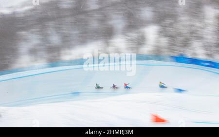 Zhangjiakou, province chinoise du Hebei. 12th févr. 2022. Les athlètes se disputent la finale de la compétition de snowboard en équipe mixte au Genting Snow Park à Zhangjiakou, dans la province de Hebei, dans le nord de la Chine, le 12 février 2022. Credit: Wu Zhuang/Xinhua/Alamy Live News Banque D'Images