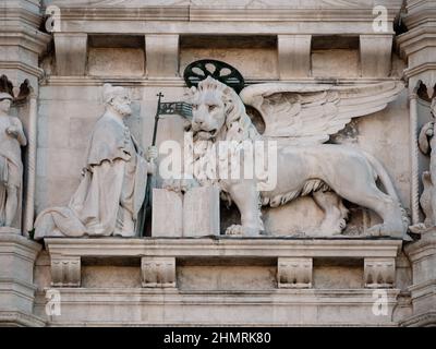 Le Doge Andrea Gritti s'agenouille devant le Lion de Saint Marc avec un Livre évangélique ouvert, un détail du Palais Ducale ou Palais Doges à Venise, en Italie Banque D'Images