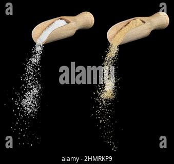 ensemble de sable blanc et brun dans des cuillères en bois Banque D'Images