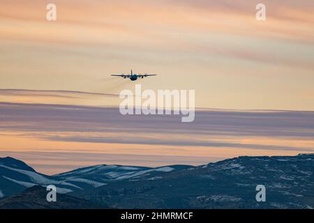 Nevada Air National Guard base, Nevada, États-Unis. 31st janvier 2022. Un avion C-130 Hercules du Nevada prend son envol au-dessus de Reno, Nevada, le 31 janvier 2022. Le C-130 peut être rapidement reconfiguré pour divers types de cargaison tels que l'équipement palettisé, le matériel chargé au sol, l'équipement de lutte contre les incendies et le personnel aérien ou l'évacuation aéromédicale. Crédit : U.S. National Guard/ZUMA Press Wire Service/ZUMAPRESS.com/Alamy Live News Banque D'Images