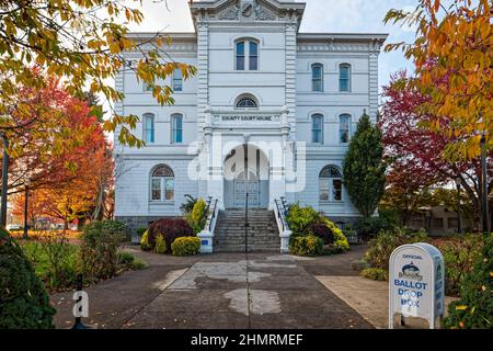 Une boîte de scrutin placée devant le palais de justice du comté de Benton à Corvallis, Oregon, États-Unis Banque D'Images