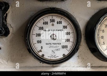Jauge de vapeur de l'USS Yorktown qui a été étalonnée pour la dernière fois en 1969 Banque D'Images