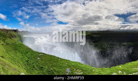 Vue panoramique sur la cascade de Gullfoss sur la rivière Hvítá, une attraction touristique populaire et une partie de la route touristique du cercle d'or dans le sud-ouest de l'Islande Banque D'Images