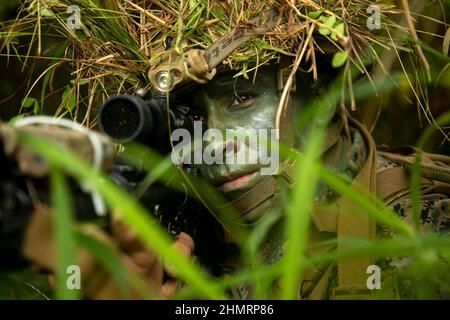 Okinawa, Japon. 28th janvier 2022. CPL marine des États-Unis Drizzt Garcia-Washburn, un opérateur de système de fusée d'artillerie à haute mobilité avec 3D Bataillon, 12th Marines, 3D Marine Division, assure la sécurité à Okinawa, Japon, le 28 janvier 2022. L'entraînement démontre la capacité de la force conjointe à intégrer le commandement et le contrôle, à sensibiliser davantage le champ de bataille et à mener des frappes de précision à long terme en tant que force permanente. Garcia-Washburn est originaire de Las Cruces, au Nouveau-Mexique. Crédit : U.S. Marines/ZUMA Press Wire Service/ZUMAPRESS.com/Alamy Live News Banque D'Images