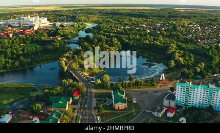 4K Dobrush, région de Gomel, Bélarus. Vue aérienne de l'ancienne usine de papier. Vue plongeante en été. Vue aérienne de la zone résidentielle de la petite ville européenne Banque D'Images