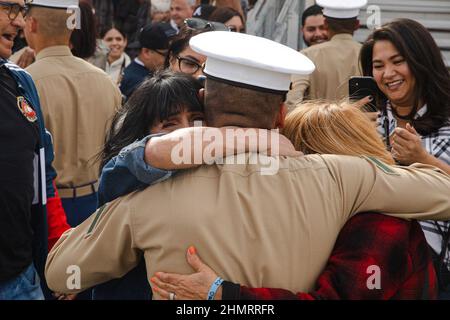 San Diego, Californie, États-Unis. 28th janvier 2022. Un nouveau bataillon de formation de recrues de la Marine of kilo Company américaine, 3rd, est accueilli par un être cher après une cérémonie de remise des diplômes au Marine corps Recruit Depot San Diego, le 28 janvier 2022. Une fois que la compagnie kilo a été congédiée, les familles et les amis ont rencontré leurs nouvelles Marines sur le pont de parade. En tant que recrues, leur seul moyen de contact était par lettres pendant leur cycle de formation de 13 semaines. Crédit : U.S. Marines/ZUMA Press Wire Service/ZUMAPRESS.com/Alamy Live News Banque D'Images