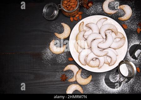 Assiette de biscuits à la vanille allemande ou autrichienne Vanillekipferl Banque D'Images