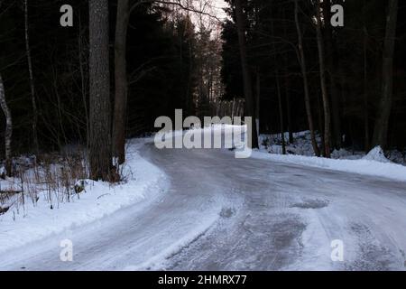 Route enneigée dans la forêt en gros plan Banque D'Images