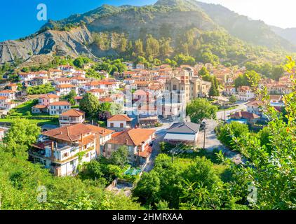 Petit village de villégiature en Grèce dans les rayons du soleil du matin Banque D'Images