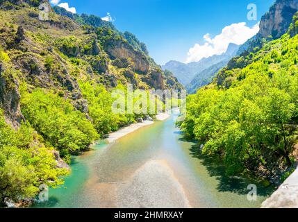 Panorama des montagnes en Grèce depuis le pont de Konitsa sur la rivière Aoos Zagori. Grèce. Europe Banque D'Images