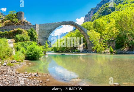 Vue sur le vieux pont lapidé de Konitsa sur la belle rivière Aoos, Zagori. Grèce. Europe Banque D'Images