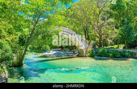 Vue sur l'ancien pont en pierre de Notsos situé dans le centre de la Grèce, Zagori, Europe Banque D'Images