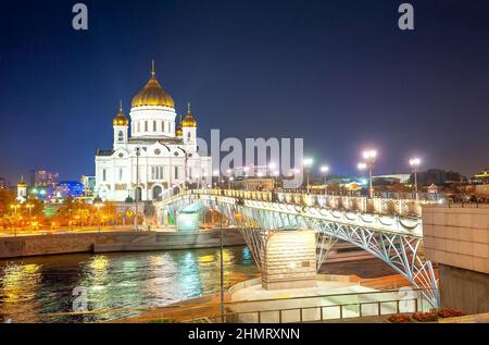 Panorama nocturne cathédrale du Christ Sauveur et pont patriarcal, fleuve de Moscou. Moscou Banque D'Images
