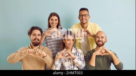 Bannière avec heureux divers personnes faisant le geste de coeur comme symbole de l'amour et de la gratitude Banque D'Images