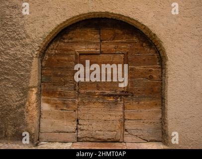 Une ancienne porte en bois dans la ville historique de Malcesine, au nord du lac de Garde, dans la province de Vérone, en Vénétie, au nord-est de l'Italie Banque D'Images