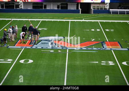 Les équipes peignent les logos NFL et Super Bowl LVI sur le terrain au stade SOFI le mardi 01 février 2022 à Inglewood, en Californie. Les Rams prendront le Beng Banque D'Images