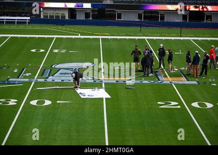 Les équipes peignent les logos NFL et Super Bowl LVI sur le terrain au stade SOFI le mardi 01 février 2022 à Inglewood, en Californie. Les Rams prendront le Beng Banque D'Images