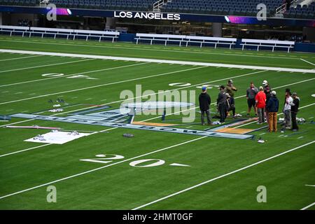 Les équipes peignent les logos NFL et Super Bowl LVI sur le terrain au stade SOFI le mardi 01 février 2022 à Inglewood, en Californie. Les Rams prendront le Beng Banque D'Images