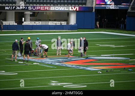 Les équipes peignent les logos NFL et Super Bowl LVI sur le terrain au stade SOFI le mardi 01 février 2022 à Inglewood, en Californie. Les Rams prendront le Beng Banque D'Images