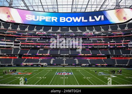 Les équipes peignent les logos NFL et Super Bowl LVI sur le terrain au stade SOFI le mardi 01 février 2022 à Inglewood, en Californie. Les Rams prendront le Beng Banque D'Images