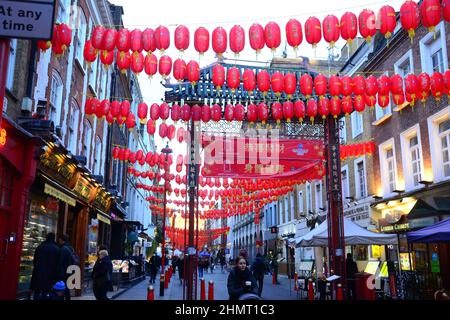 Lanternes chinoises rouges et dorées décorent Gerrard Street, quartier de Chinatown, centre de Londres, Angleterre, Royaume-Uni, Îles britanniques. Banque D'Images
