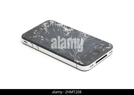 Studio photo d'un iPhone 5s avec écran Retina sérieusement cassé isolé sur blanc. IPhone 5 est un smartphone développé par Apple Inc Banque D'Images