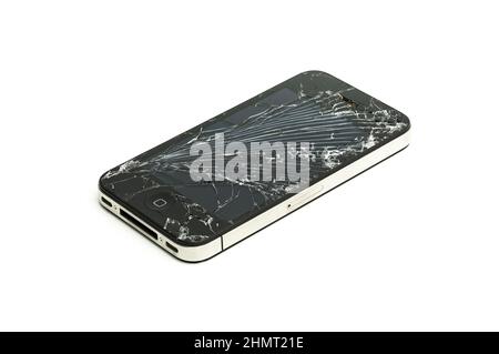 Studio photo d'un iPhone 5s avec écran Retina sérieusement cassé isolé sur blanc. IPhone 5 est un smartphone développé par Apple Inc Banque D'Images