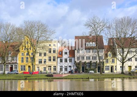 Belle maison historique façades sur les rives de la rivière Trave dans la vieille ville de la ville hanséatique de Lubeck, Allemagne, ciel bleu avec des nuages sur a s. Banque D'Images